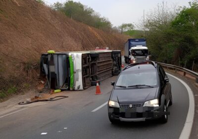 VÍDEO: Ônibus com time de futebol americano tomba e deixa 3 mortos