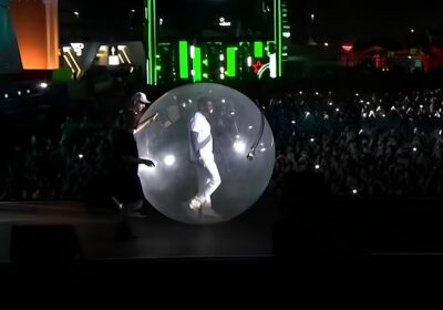 VÍDEO: Ops! Akon tenta se jogar na galera, mas bola inflável gigante fura no Rock in Rio