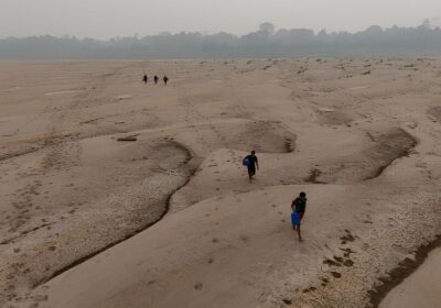 VÍDEO: Ribeirinhos têm de caminhar na areia quente para tirar água do Rio Madeira, que está no menor nível em 6 décadas