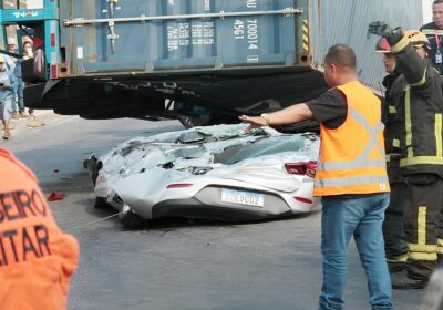 VÍDEOS: Homem que morreu após ter carro esmagado por carreta é identificado