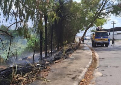 VÍDEOS: Incêndio em lixeira irregular na zona leste de Manaus já dura três dias