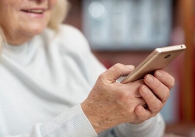 Avanço do uso do celular entre idosos é risco para artrose; saiba se prevenir