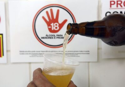 Comissão aprova aumento de pena para quem oferece bebida alcoólica a menor