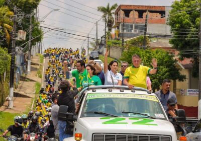 Motocarreata com Bolsonaro arrasta multidão pelas ruas de Manaus