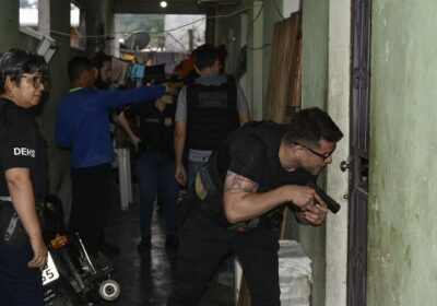 Roubo e porte ilegal de arma: influencer de baile funk é preso em Manaus