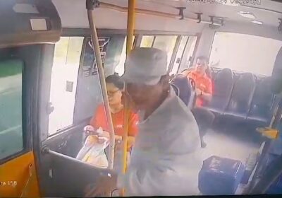 VEJA VÍDEOS: Bandidos causam o terror em assalto a micro-ônibus ‘Amarelinho’ em Manaus