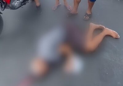 VÍDEO: Idoso tenta atravessar avenida e é atingido por motociclista em Manaus