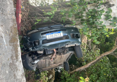 VÍDEO: motorista perde controle de carro e escapa de cair em igarapé de Manaus