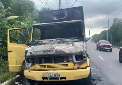 VÍDEOS: Caminhão com alimentos pega fogo em avenida de Manaus