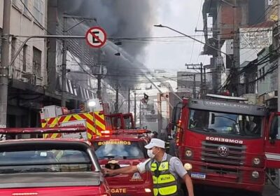 VÍDEO: Incêndio de grandes proporções atinge shopping no Brás, em SP