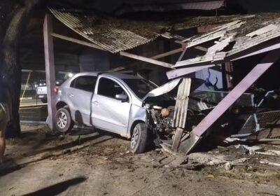 Carro invade floricultura após motorista perder controle em Manaus