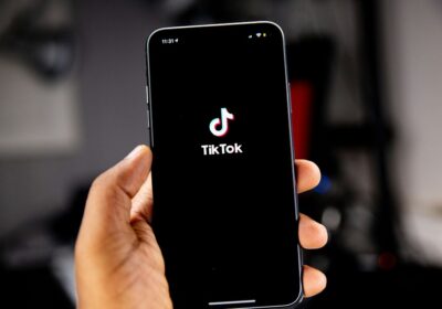 Governo processa TikTok por falhas no controle de dados de crianças