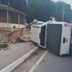 Motorista perde o controle e carro destrói muro de igreja em Manaus