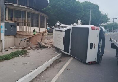 Motorista perde o controle e carro destrói muro de igreja em Manaus