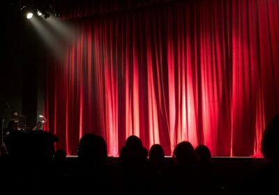 Qual é o papel do teatro na educação e como a tecnologia pode melhorar essa experiência?