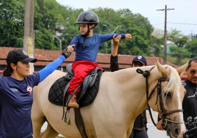 Terapia com cavalos ajuda na inclusão e reabilitação no AM; veja como participar