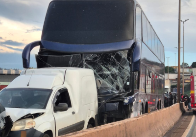 VEJA VÍDEOS: Ônibus perde freio e esmaga carros em Belo Horizonte