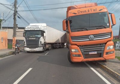 VÍDEO: Carreta fica atravessada em faixa da avenida das Torres em Manaus