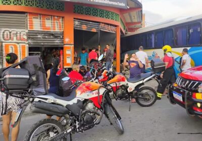 VÍDEO: Motorista perde controle de ônibus, atropela motociclista e invade oficina em Manaus