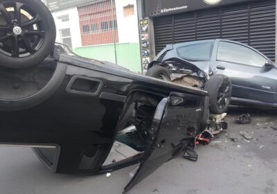 VÍDEO: Motorista perde controle do carro, bate em veículos estacionados e capota