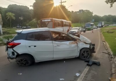 VÍDEO: Mulher fica ferida após carro capotar várias vezes em Manaus