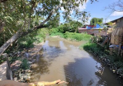 Bombeiros e família procuram por idoso que caiu em igarapé de Manaus