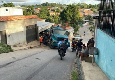 Caminhão perde controle em ladeira e invade casa na zona leste de Manaus