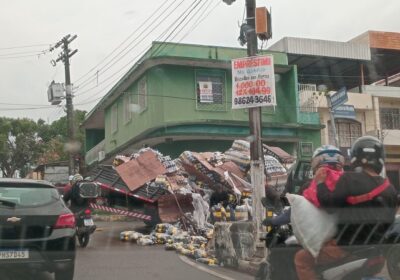 Carregamento de refrigerante tomba e interdita rua na zona sul de Manaus