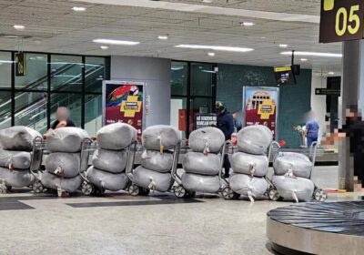 Centenas de fardos de roupas são apreendidos no aeroporto de Manaus