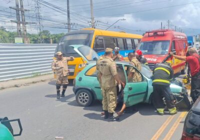 Colisão entre carros deixa feridos e pessoas presas às ferragens em Manaus