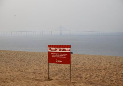 Com Rio Negro em 16,06 metros, praia da Ponta Negra segue interditada