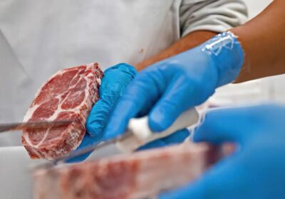 Inflação oficial perde força e fecha em 0,39%, mas preço das carnes sobe