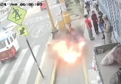 Mulher cai em caixa elétrica durante explosão na calçada no Peru; veja vídeo