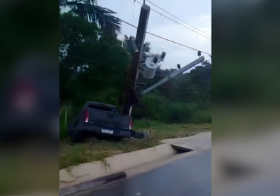 VÍDEO: Carro perde o controle e atinge poste de energia na AM-010