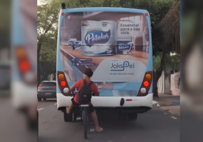 VÍDEO: Jovem arrisca a vida ao pegar ‘carona’ de bicicleta em traseira de ônibus