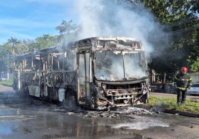 VÍDEO: Ônibus pega fogo na avenida Torquato Tapajós em Manaus