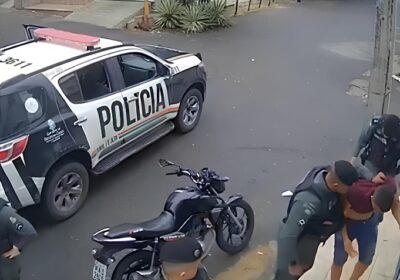 VÍDEO: Policial Militar agride jovem a socos na frente dos pais durante abordagem