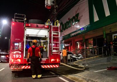 VÍDEOS: Incêndio de grandes proporções atinge loja na Constantino Nery em Manaus