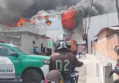 VÍDEOS: Incêndio de grandes proporções destrói distribuidoras no Fuxico, na ZL de Manaus