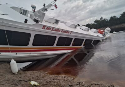 VÍDEOS: Lancha que transportava passageiros para Manaus afunda no Rio Negro