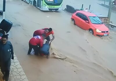 Vídeo mostra mulher sendo arrastada e se afogando em enxurrada