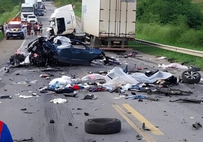 CENAS FORTES! Quatro adultos e uma criança morrem após batida entre caminhão e carro