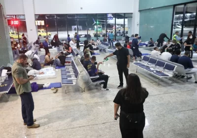 Deportados dos EUA aguardam avião em Manaus para seguir até BH