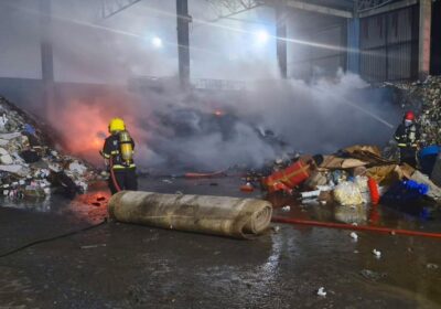 Incêndio atinge fábrica de materiais recicláveis no Distrito Industrial