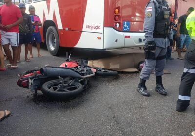 VÍDEOS: Motociclista morre e passageira fica presa às ferragens em acidente com ônibus