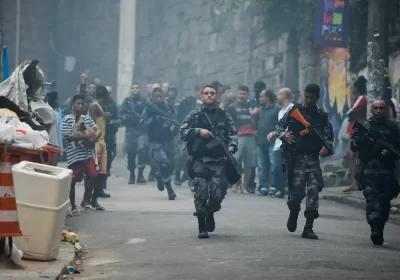 VÍDEO: PM do Rio combate crimes no Alemão e no Complexo da Penha