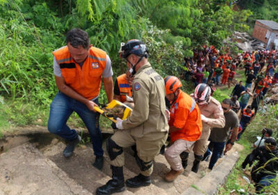 Pai e filha são encontrados abraçados em meio a deslizamento de terra em Manaus