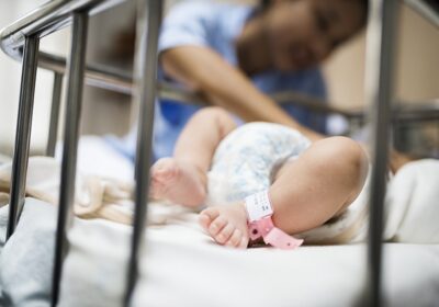 Sancionada lei que inclui novo teste na triagem neonatal; saiba mais