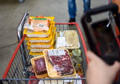 Supermercado em Manaus é denunciado por misturar carnes podres às boas