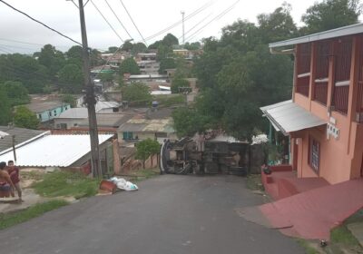 VÍDEO: Caminhão de lixo tomba em ladeira e deixa motorista ferido em Manaus